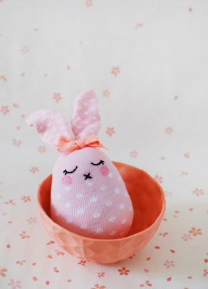 How cute is this?! Tutorial shows how to make sock bunnies
