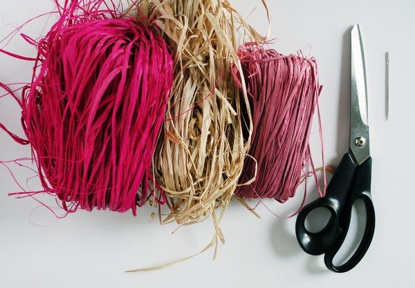 TUTORIAL DIY How to make raffia coiled baskets via we-are-scout.com