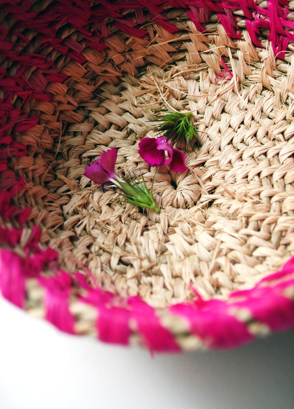 TUTORIAL DIY How to make raffia coiled baskets via we-are-scout.com