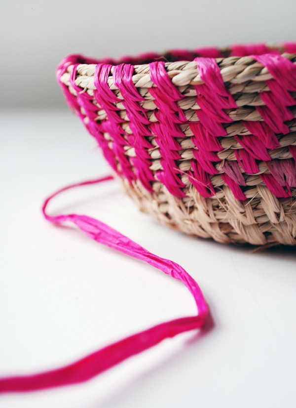 TUTORIAL DIY How to make raffia coiled baskets via we-are-scout.com