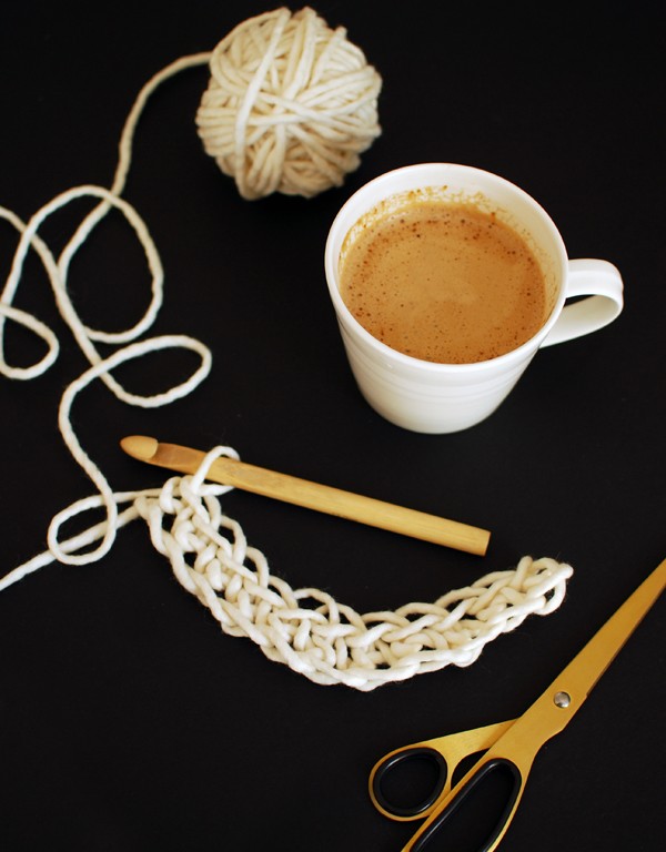 TUTORIAL: How to crochet a chunky cuddle mug cosy. Beginner's crochet project.