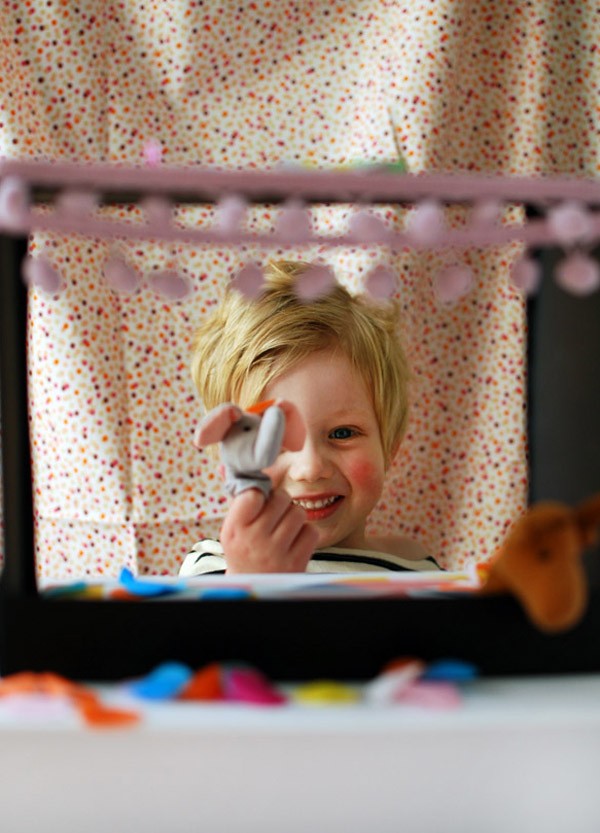 How to make a puppet theatre from a shoebox - in 5 minutes. Great school holiday activity. 