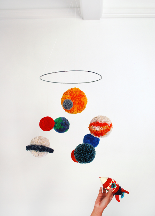 Forhandle Geometri Vær modløs TUTORIAL: Make a pom pom solar system mobile (& deal with the mess) - We  Are Scout