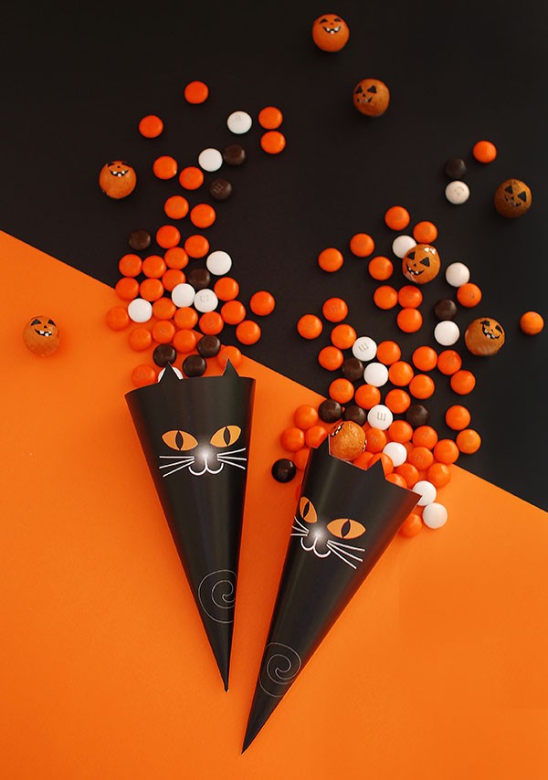 Black cat treat cone for Halloween - free printable