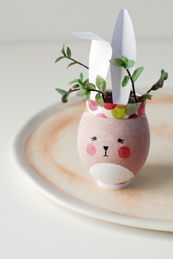 How to make the most adorable mini Easter Bunny vases for your Easter table. #eastercraft