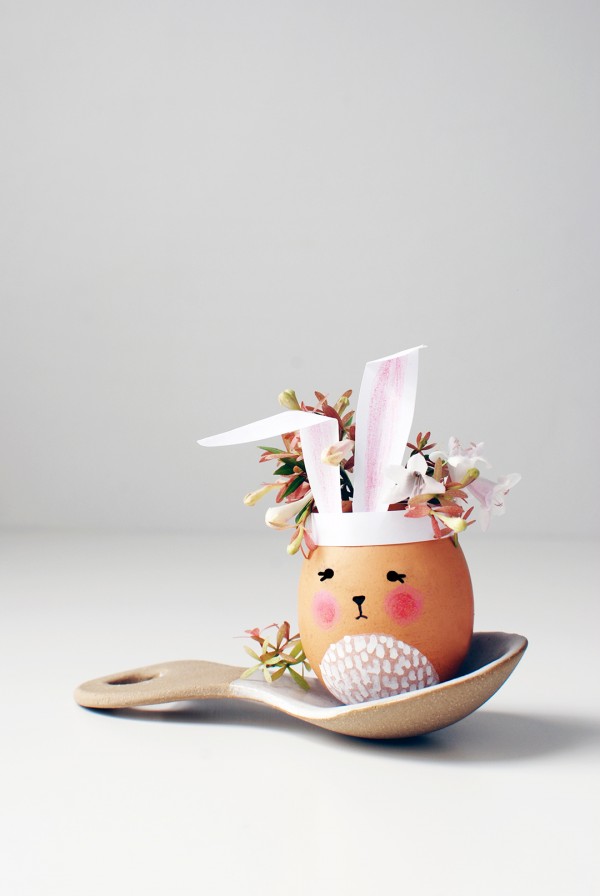 Easter craft ideas. How to make the most adorable mini Easter Bunny vases for your Easter table. #eastercraft