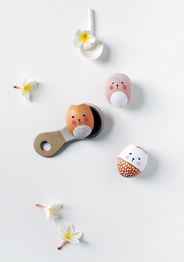 Paint egg shells to make adorable mini Easter Bunny vases for your Easter table. #eastercraft