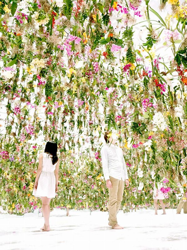 Floating Flower Garden art installation by TeamLab