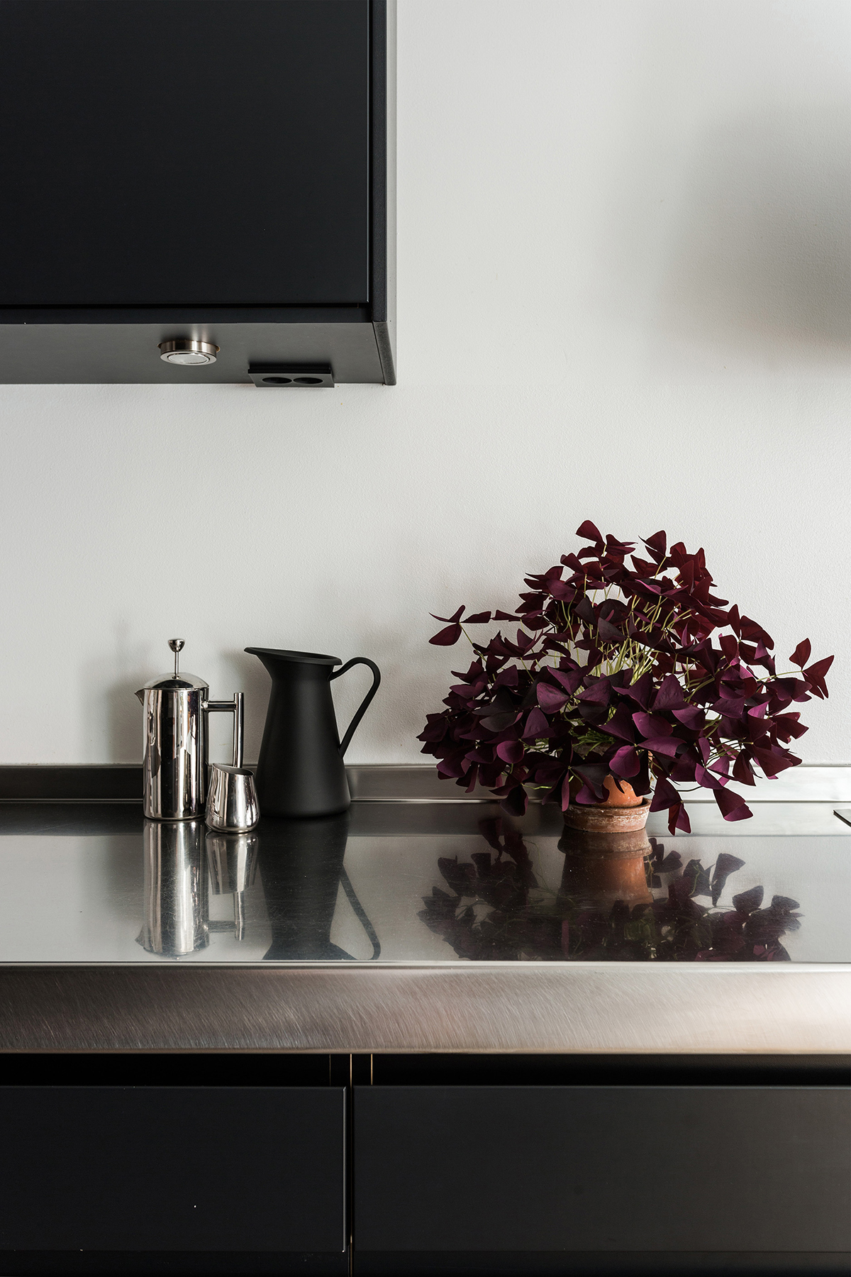 http://www.we-are-scout.com/wp-content/uploads/2016/08/Stockholm-apartment-black-kitchen.jpg