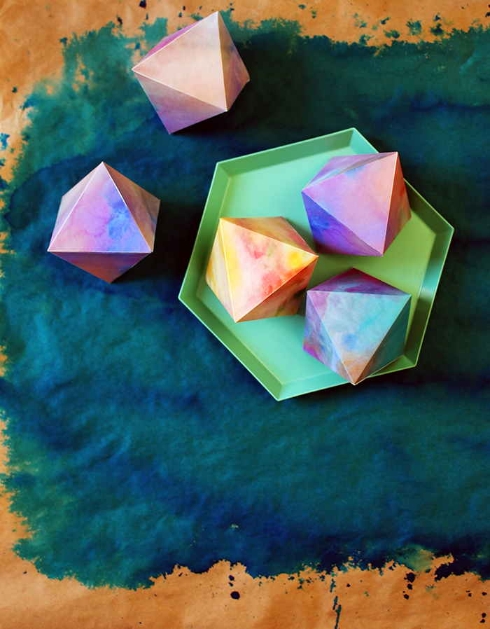 Watercolour paper gems free printables - DIY holiday decorations.