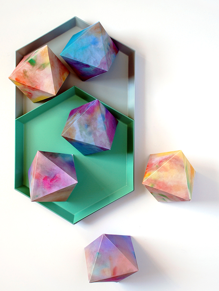 Watercolour paper gems free printables - for your Christmas tree, a grland or tabletop.