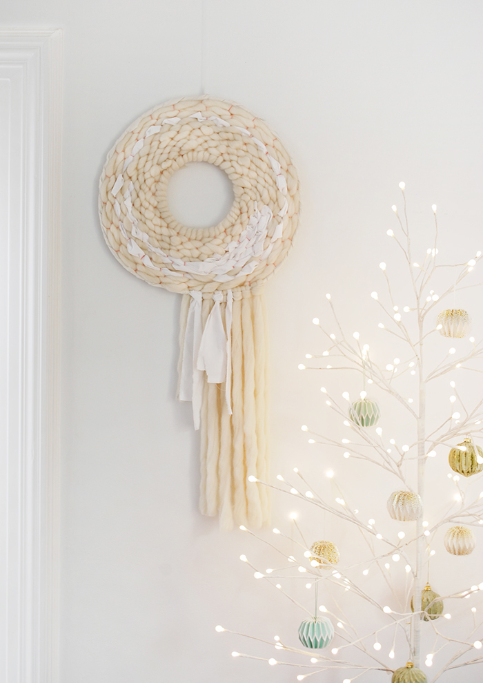 This modern Christmas wreath can hang all year round. DIY How to DIY - How to weave a round wall hanging