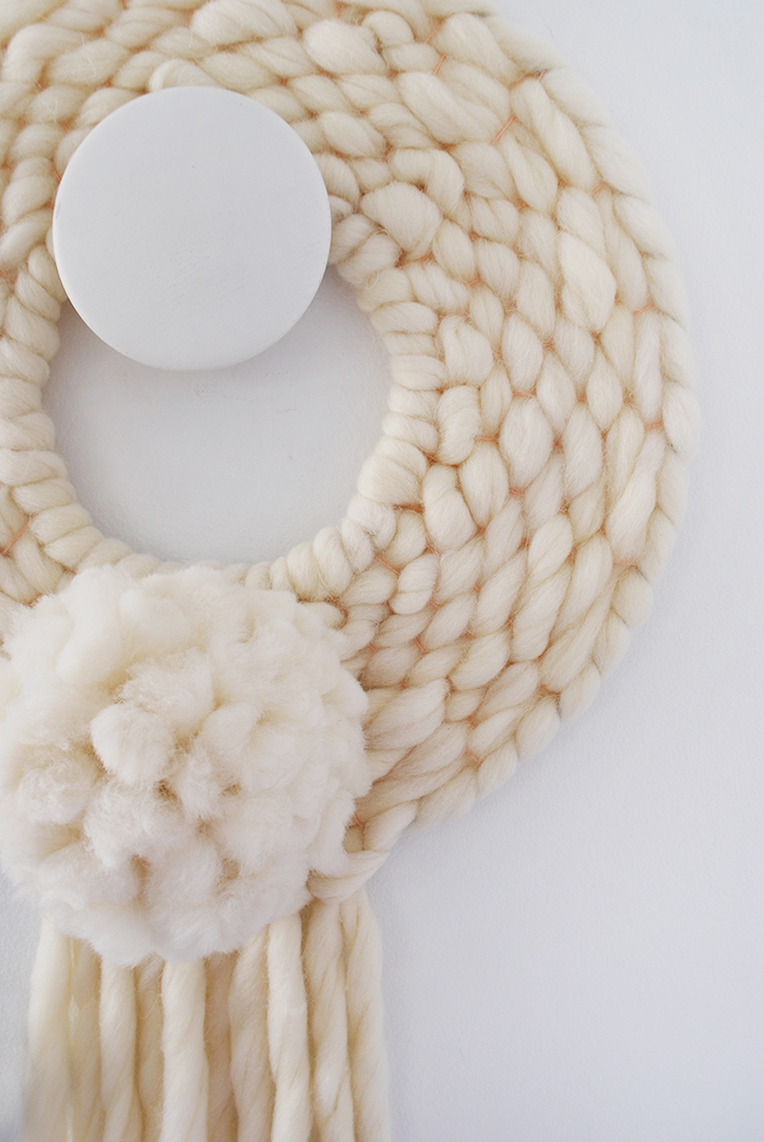 How to weave a round wall hanging.