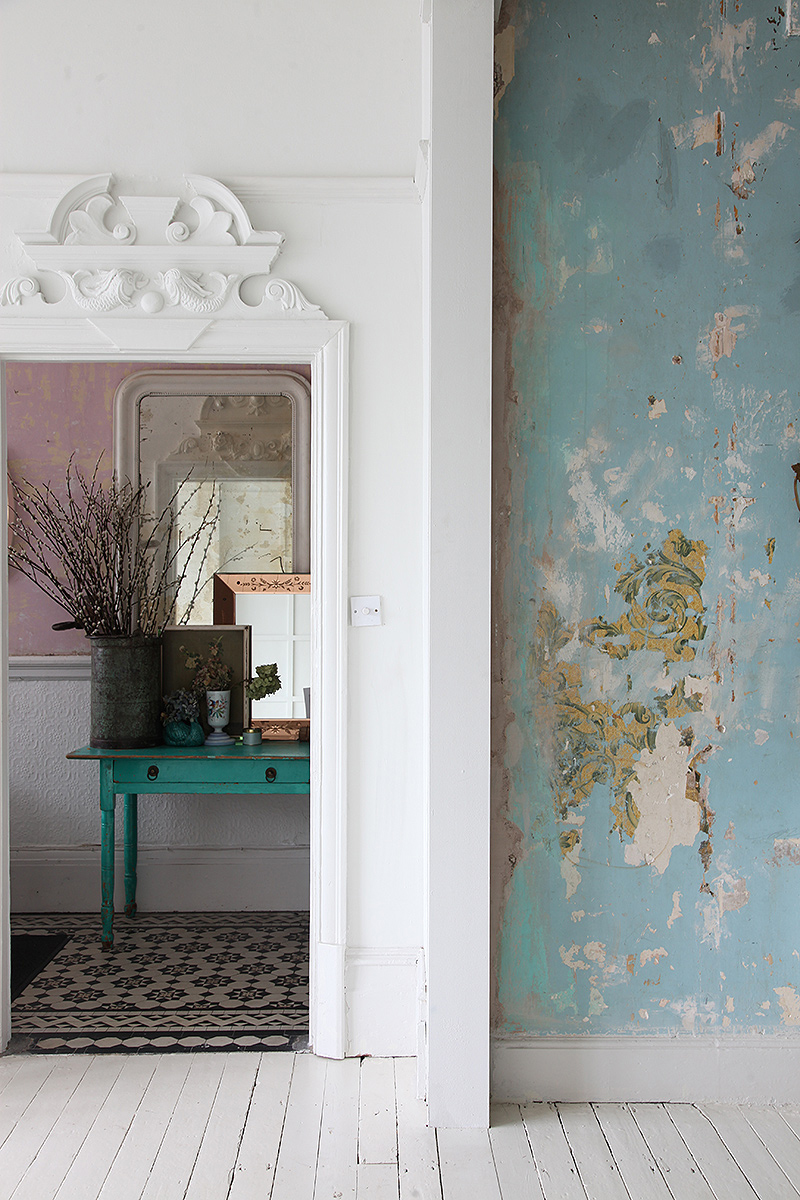 Walls with a beautiful patina in a mdern bohemian home
