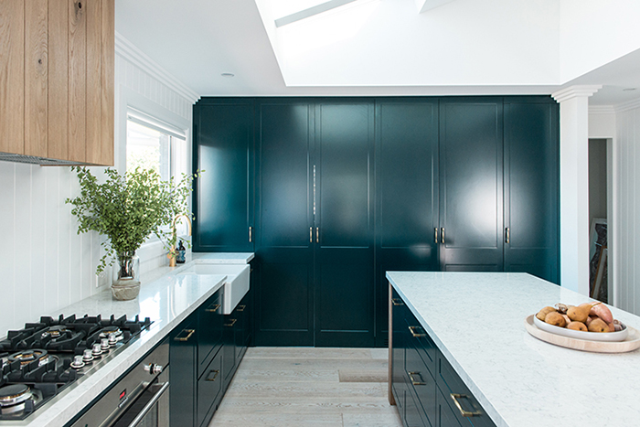 Modern beach house - teal kitchen