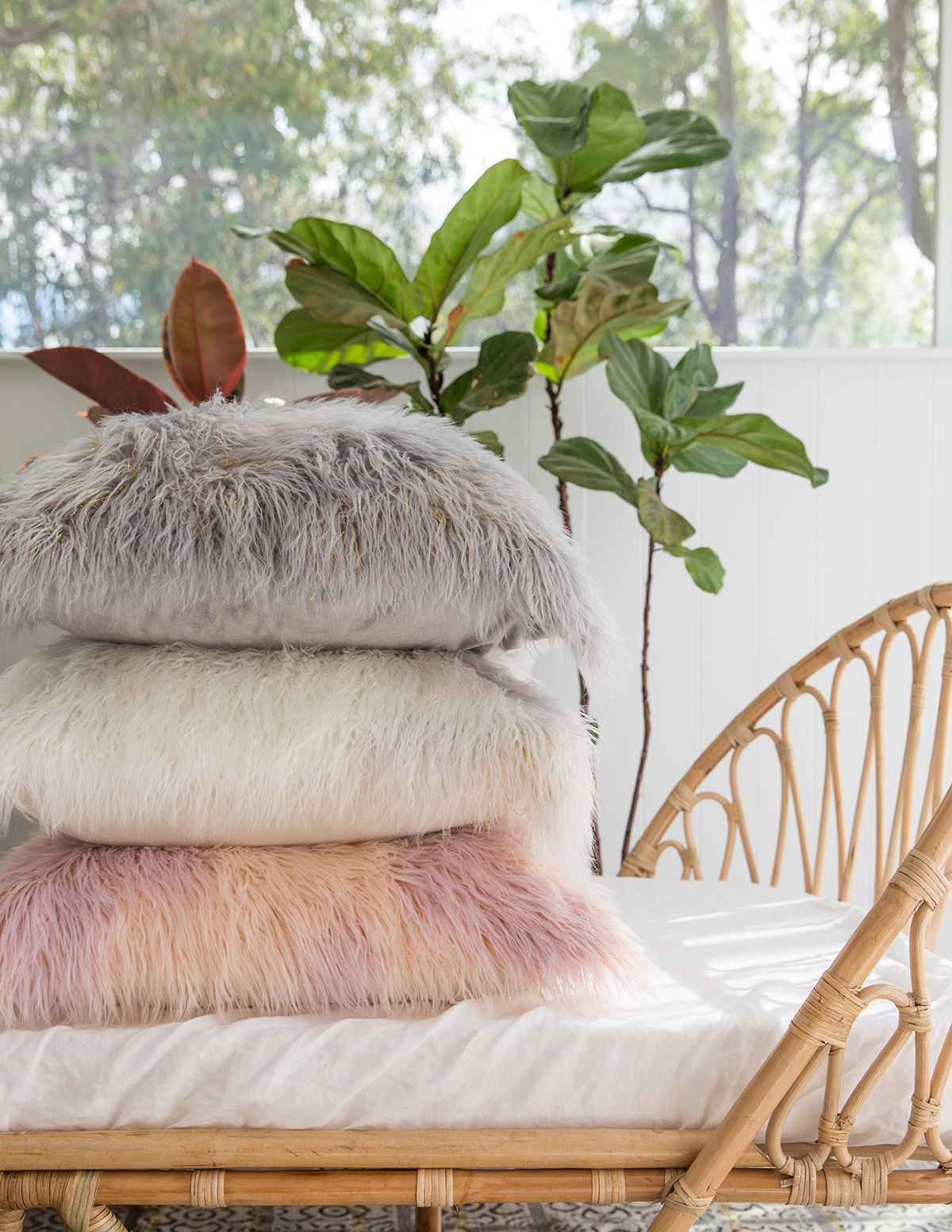 The ultimate fluffy pillows by Amigos de Hoy